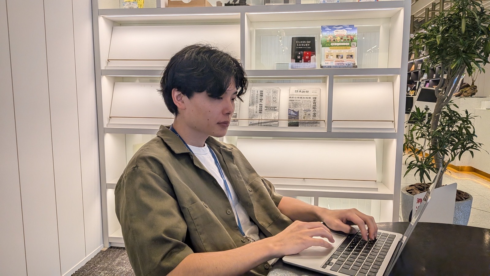 オフィスでノートパソコンに向かって働くトレウルのメンバー