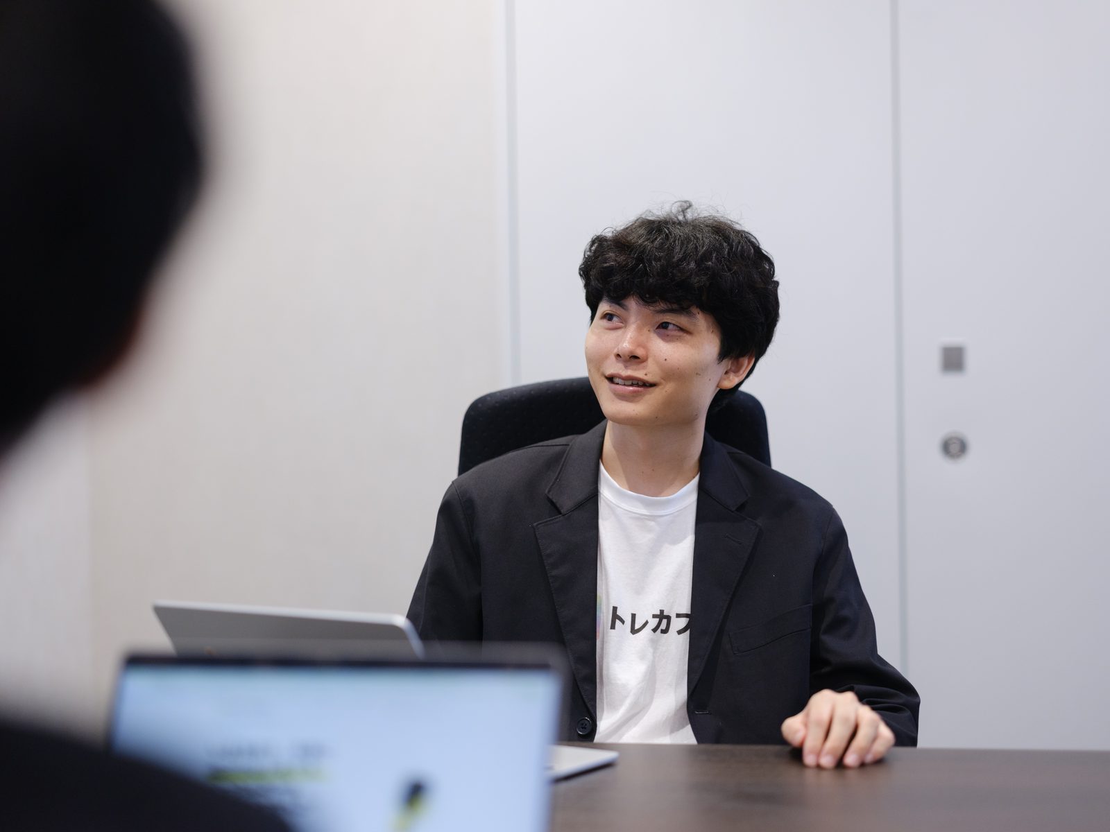打ち合わせで話す取締役 甲斐響太郎